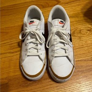 NIKE WOMENS COURT LEGACY LIFT SNEAKER - WHITE